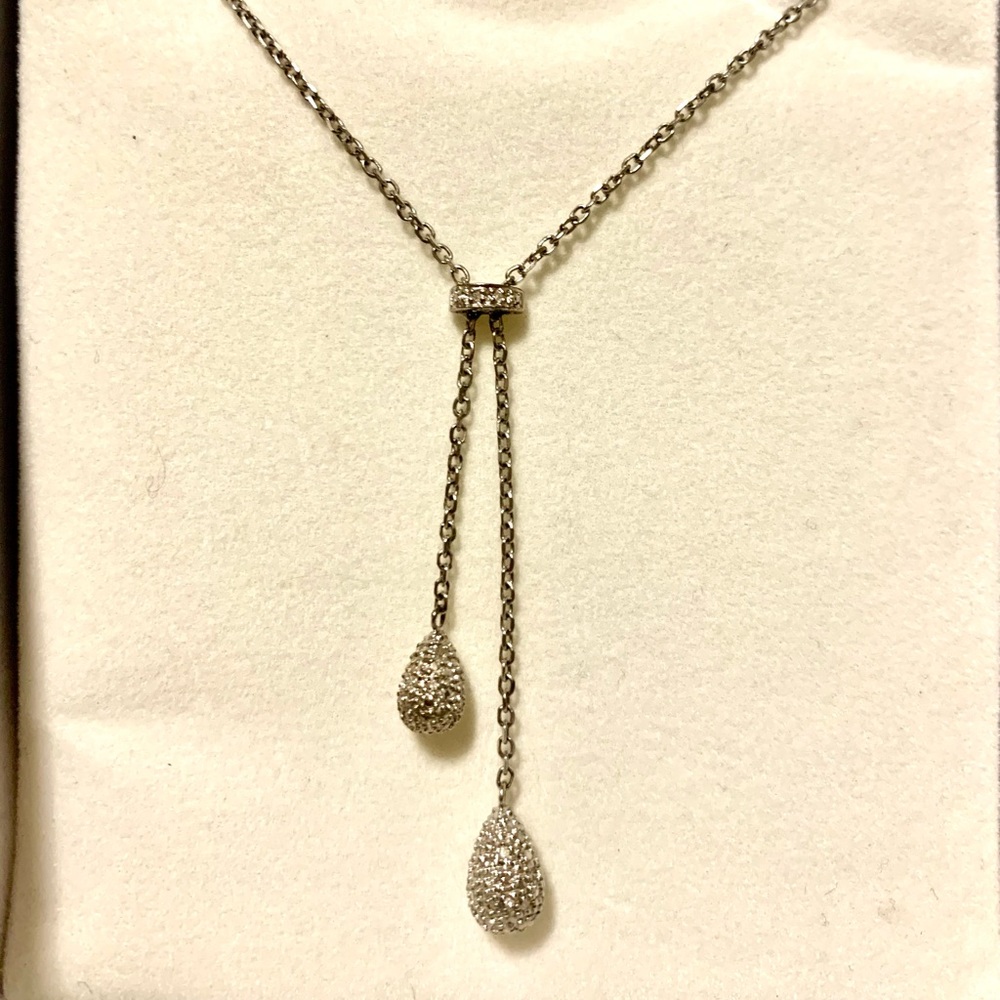 Silver chain with dewdrop pendants